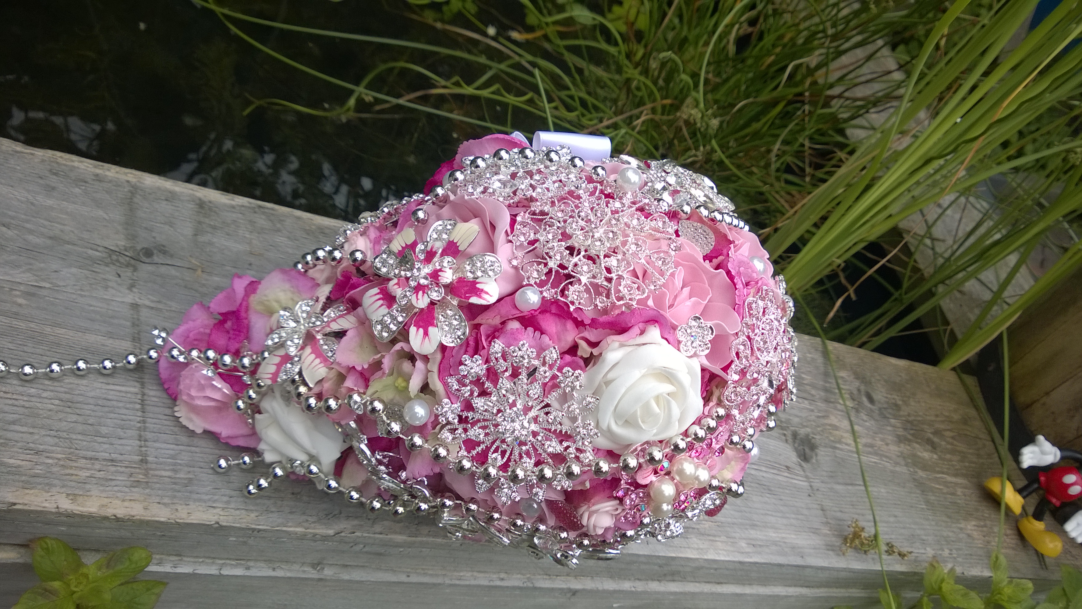 Gom Druipend shuttle broches bruidsboeket trouwboeket - Bruidsboeket | Locatiebloemwerk |  corsages | trouwboog | prieeltje