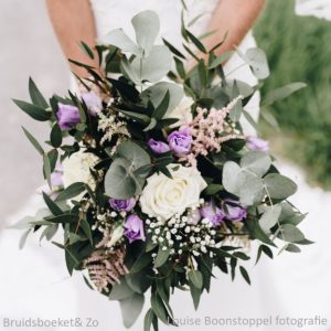 Bruidsboeket veldboeket bridalbouquet lila wit eucalypthus rozen lysianthus Louise Boonstoppel Foto