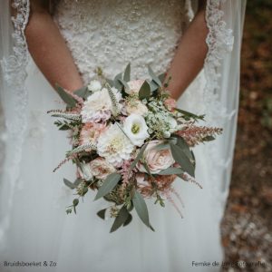 Bruidsboeket veldboeket gardenroses eucalypthus vintage weddingbouquet pastelsoft pink