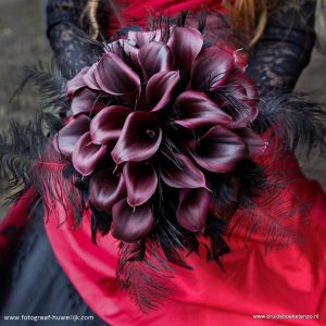 Bruidsboeket met zwarte clla en zwarte veren fantasy stijl Gothic