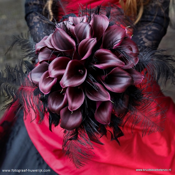 Uniek bruidsboeket met zwart rode en veren - Bruidsboeket | Locatiebloemwerk corsages | trouwboog | prieeltje