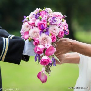 Druppel brudisboeket met Calla en Dahlia in paars en roze