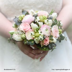 Bruidsboeket voor het voorjaar met tulpen en ranonkel. in wit en roze tinten