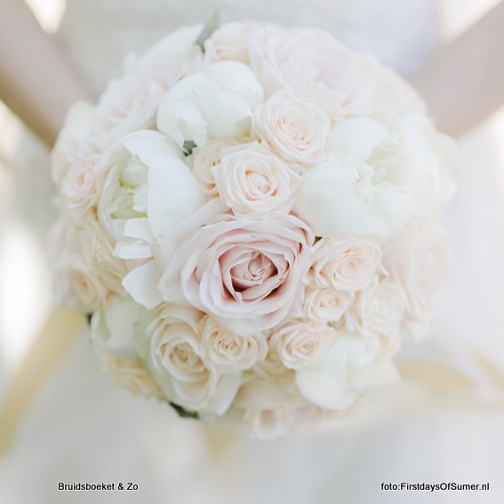 maagpijn Leeuw Mantsjoerije Bruidsboeket in poedertinten wit en heel zacht roze - Bruidsboeket |  Locatiebloemwerk | corsages | trouwboog | prieeltje