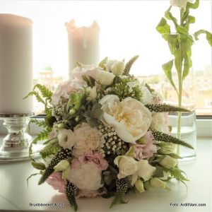 bruidsboeket veldboeket roze wit pioenroos anjer lysemachia lysianthus