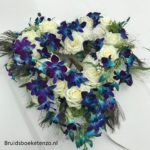Autobloemstuk hart blauw wit orchideeën dendrobium Autobloemstuk hart blauw wit orchideeen dendrobium