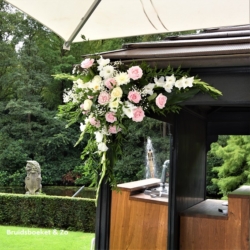 Bloemstuk op het trouwprieel. Kasteel de Wittenbrurg Wassenaar Trouwen trouwprieel bloemstuk