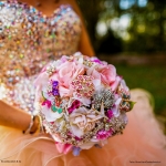 Brochesbruidsboeket in zacht roze en wit. broches bruidsboeket
