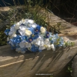 Bruidsboeket zijden blauw wit creme druppelmodel Bruidsboeket zijden blauw wit creme druppelmodel