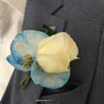 Corsage met blauwe orchidee en witte roos Corsage met blauwe orchidee en witte roos