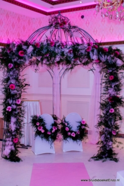 Dit trouwprieeltje is niet te huur bij Bruidsboeket & Zo maar wij maken jou prieeltje wel heel mooi met de bloemen die jij wenst. Prieeltje rozenboog trouwen