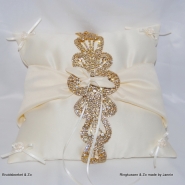 Ringkussen creme met gouden strasbroche en kleine stikjes Ringkussen creme met gouden strasbroche en kleine stikjes