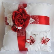 Ringkussen rood wit met vlinders roos en initialen Ringkussen rood wit met vlinders roos en initialen
