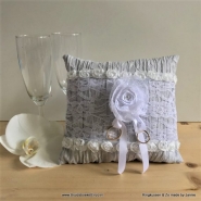 Ringkussen romantische grijs wit ringpillow romantic Ringkussen romantische grijs wit ringpillow romantic