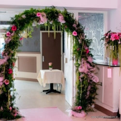 Rozenboog voor je bruiloft. Compleet te huur met verse bloemen naar wens. Rozenboog bloemenboog trouwboog bloemenboog huren