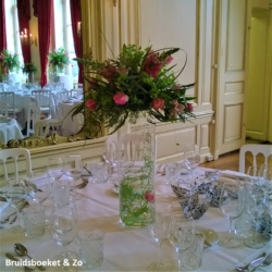 Tafelbloemstuk hoge vaas tulpen groen Diner Table Tulips