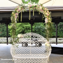 Rozenboog voor je bruiloft. Compleet te huur met verse bloemen naar wens. Rozenboog-bloemenboog trouwen onder rozenboog of prieeltje