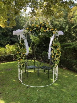 Trouwkoepel voor je bruiloft. Compleet te huur met verse bloemen naar wens. Trouwkoepel incl.decoratie