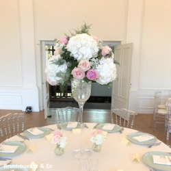 Trouwlocatie bloemen. Een groot bloemstuk op de dinertafel
pioenroos hortensia Trouwlocatie bloemen