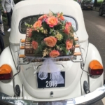 VW Kever bloemstuk op de mand. Miss Piggy rozen VW kever trouwauto