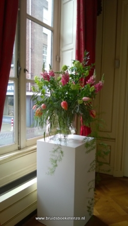 Groot luxe boeket voor op de trouwlocatie Trouwlocatie