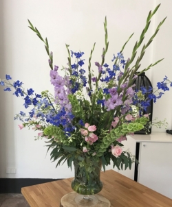 Groot veldboeket in paars en blauw tinten. Mooi voor bij de ceremonie op de tekentafel