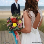 Bruidsboeket veldboeket met loshangende linten en vrolijke kleuren Bruidsboeket veldboeket met loshangende linten en vrolijke kleuren