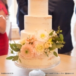 Bruidstaart met bloemen uit het bruidsboeket Bruidstaart met bloemen uit het bruidsboeket