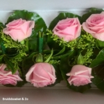 Gastencorsages met roze roosjes en groen. op stevige magneten Gastencorsages