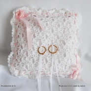 gehaakt ringkussen met roze strikjes gehaakt ringkussen met roze strikjes