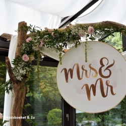 guirlande boven de sweettable guirlande wedding sweettable bloemen