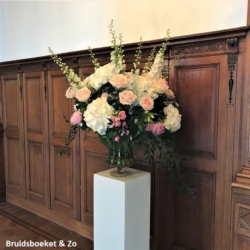 Groot boeket op de trouwlocatie.
Mooi bij binnenkomst. Met o.a Hortensia Delphinium en pioenroos Trouwlocatie bloemen