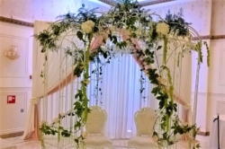 Dit trouwprieeltje is niet te huur bij Bruidsboeket & Zo maar wij maken jou prieeltje wel heel mooi met de bloemen die jij wenst. trouwprieeltje