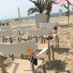 stoelversiering strand huwelijk Peach roos Strand huwelijk Den Haag