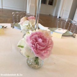 Tafelvaasjes voor op de dinertafel. Met pioenroos (mei-juni) en hortensia Tafelvaasjes