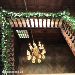 trap bloemen guirlande trouwlocatie versiering