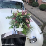 trouwauto bloemen veldboeket Trouwauto