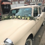 Trouwautobloemen onder de autoruit. Veldboeket Stijl Guirlande trouwautobloemen