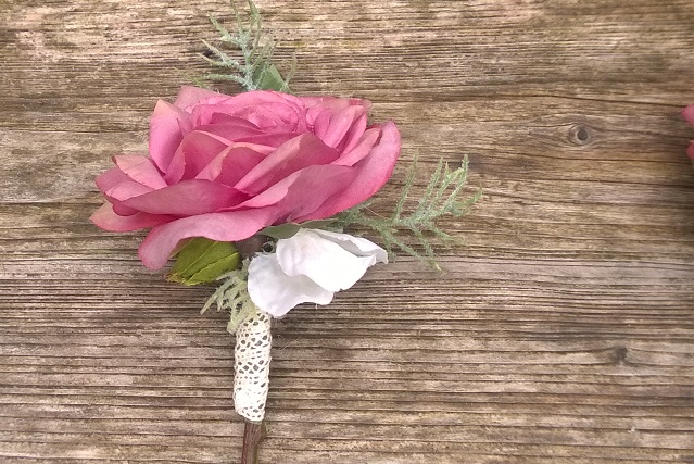 zijde corsage - | Locatiebloemwerk | corsages | trouwboog | prieeltje